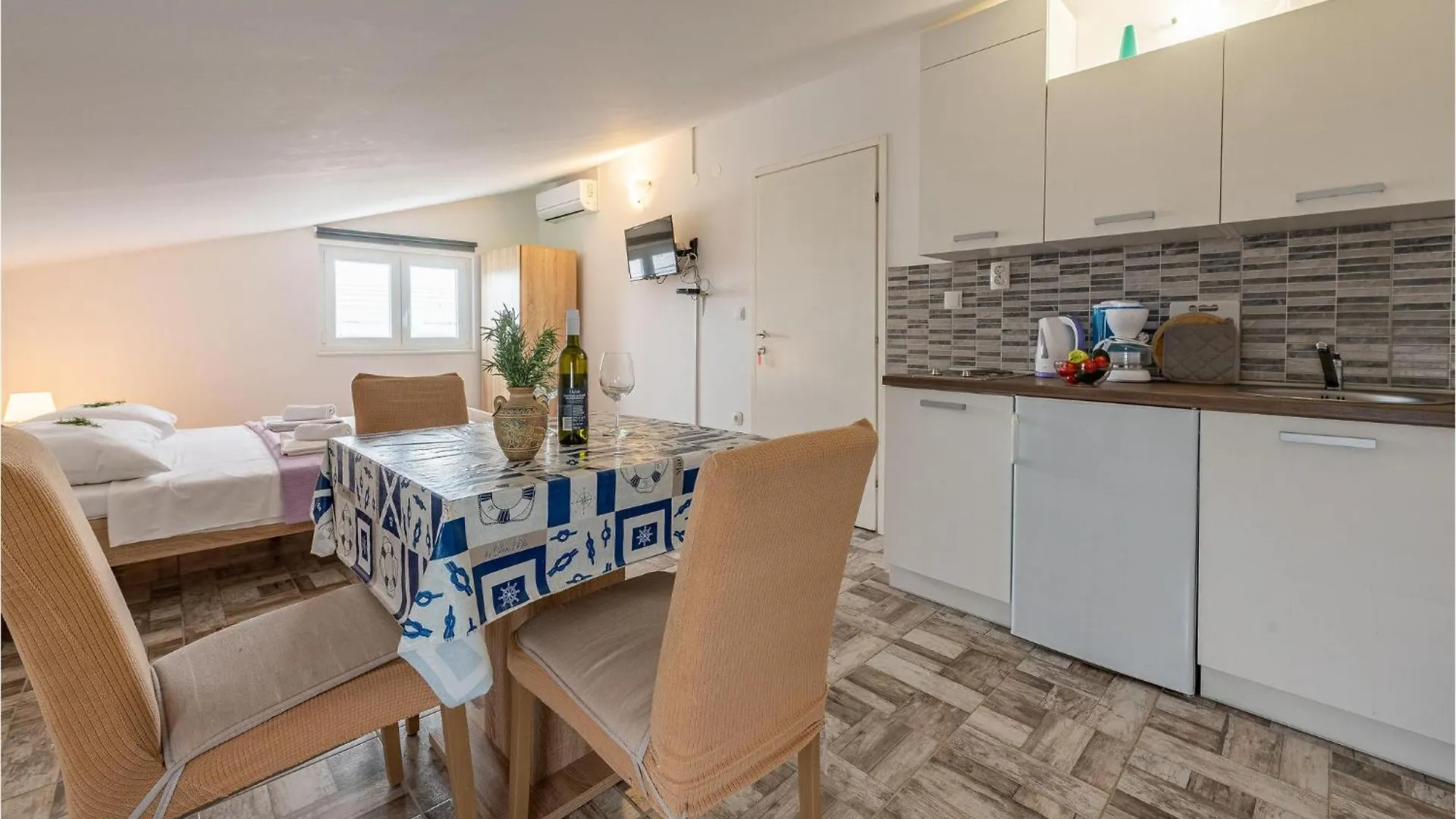 Beautiful Apartment In Vrsi With Kitchen